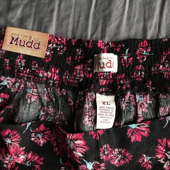 Mudd Floral Black and Pink Flowy Shorts (NWT) - Picture 3 of 3